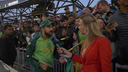 Elma Smit interacts with Tabraiz Shamsi and South Africa fans