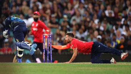 England in front as Sri Lanka collapse in final over | T20WC 2022