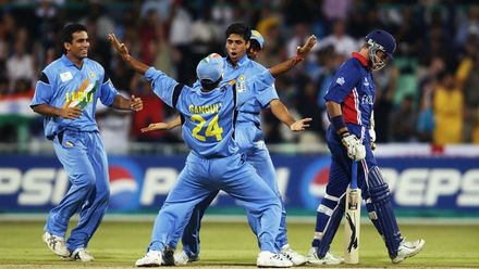 Ashish Nehra castles England with 6/23 | CWC03