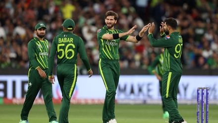 England struggle to contain fiery Pakistan in Powerplay | T20WC 2022